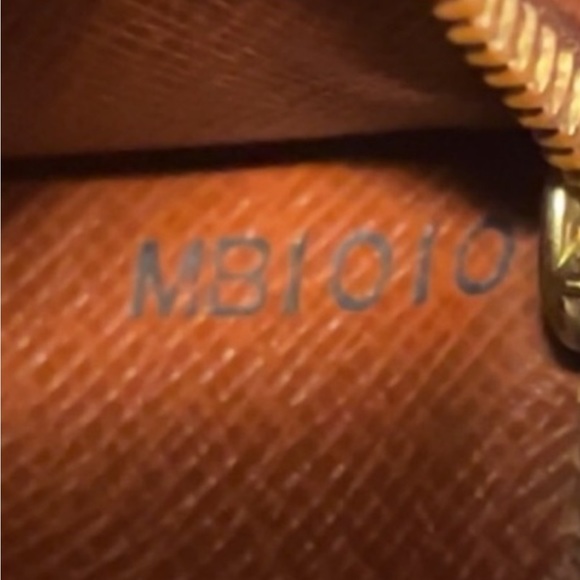 Authentic Vintage LV Sarah Monogram Long Wallet - Picture 3 of 16